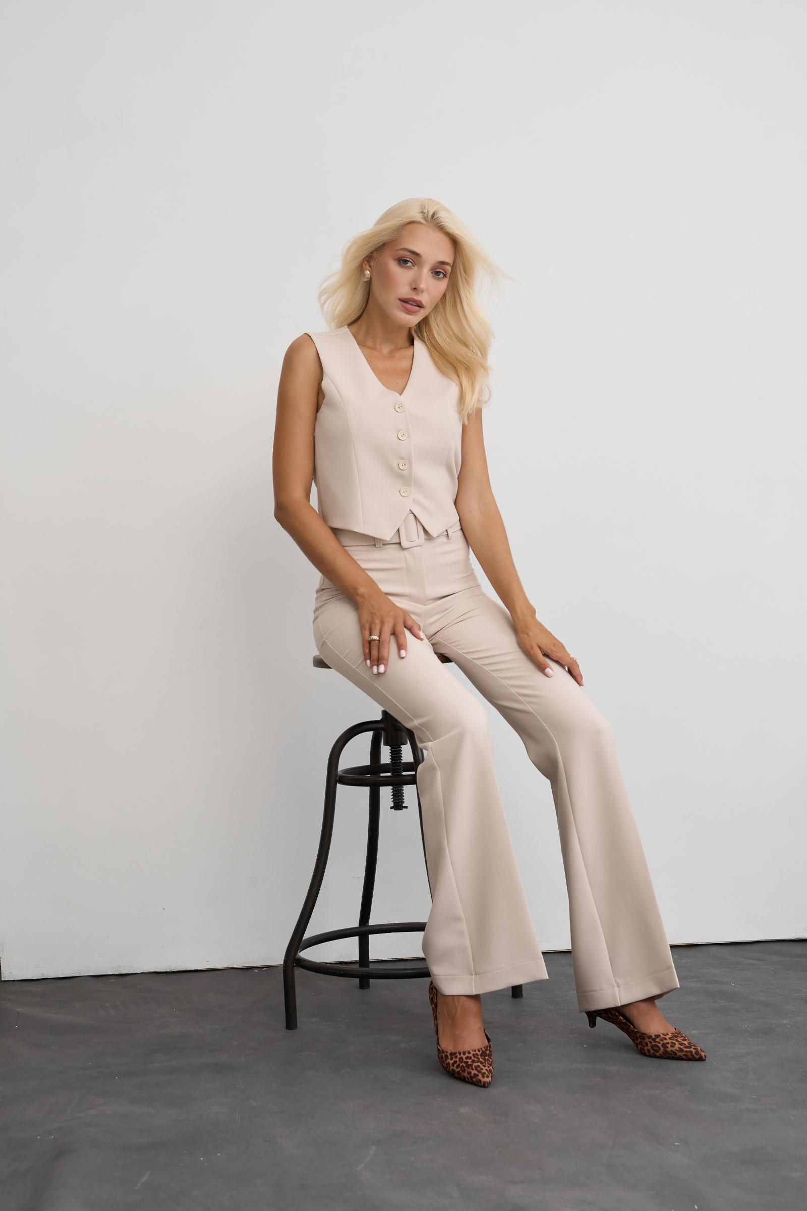 Стильний жилет бежевий