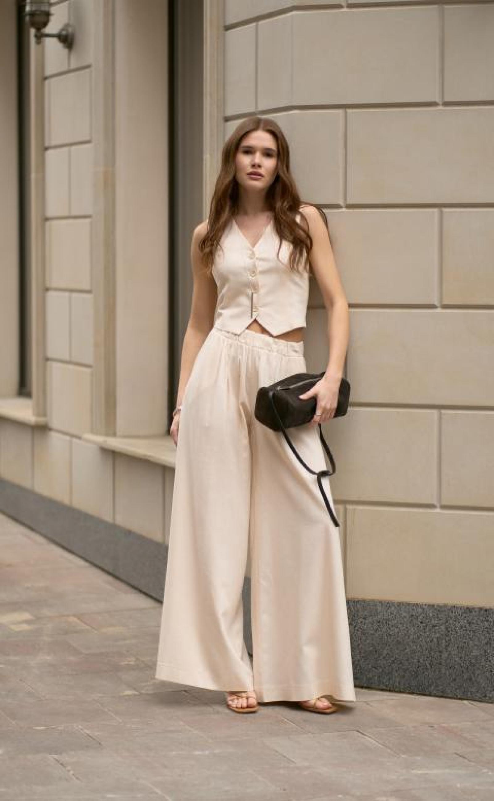 Лляні брюки на резинці широкі зі складками кольору ваніль